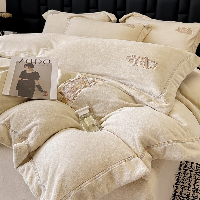 91家纺网 家纺一手货源 找家纺 丞音家纺 2025新款A类母婴级230克全消光牛奶绒轻奢刺绣四件套秋冬珊瑚绒加厚保暖绣花宝宝绒床单被套婴儿绒床 塞维尔-杏仁色