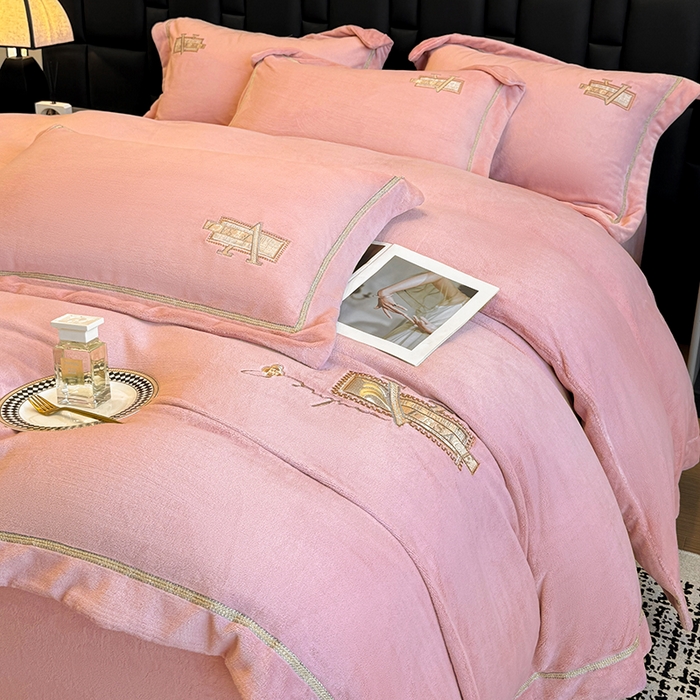 91家纺网 家纺一手货源 找家纺 丞音家纺 2025新款A类母婴级230克全消光牛奶绒轻奢刺绣四件套秋冬珊瑚绒加厚保暖绣花宝宝绒床单被套婴儿绒床 塞维尔-粉豆沙