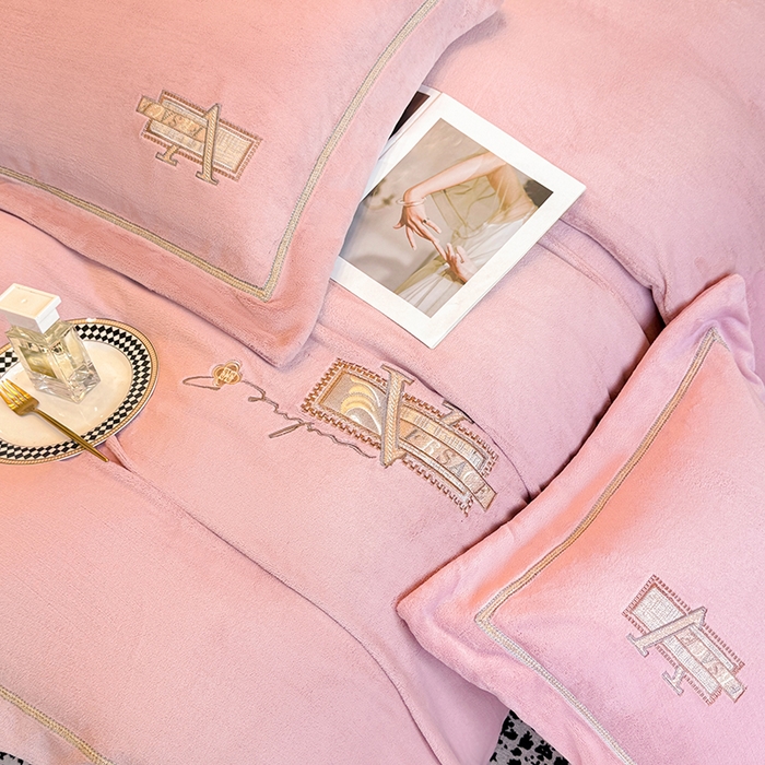 91家纺网 家纺一手货源 找家纺 丞音家纺 2025新款A类母婴级230克全消光牛奶绒轻奢刺绣四件套秋冬珊瑚绒加厚保暖绣花宝宝绒床单被套婴儿绒床 塞维尔-粉豆沙