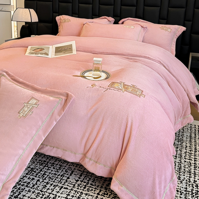 91家纺网 家纺一手货源 找家纺 丞音家纺 2025新款A类母婴级230克全消光牛奶绒轻奢刺绣四件套秋冬珊瑚绒加厚保暖绣花宝宝绒床单被套婴儿绒床 塞维尔-粉豆沙