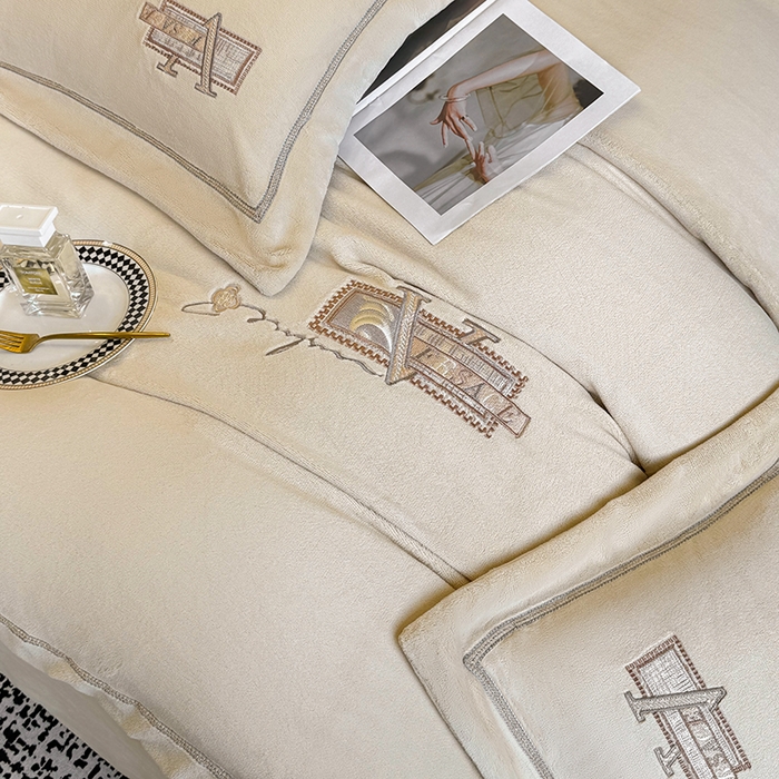 91家纺网 家纺一手货源 找家纺 丞音家纺 2025新款A类母婴级230克全消光牛奶绒轻奢刺绣四件套秋冬珊瑚绒加厚保暖绣花宝宝绒床单被套婴儿绒床 塞维尔-杏仁色