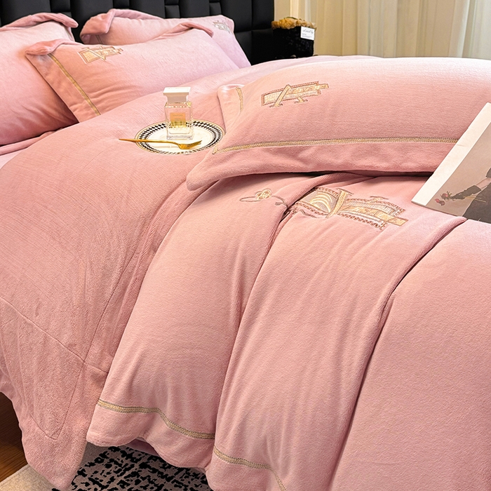 91家纺网 家纺一手货源 找家纺 丞音家纺 2025新款A类母婴级230克全消光牛奶绒轻奢刺绣四件套秋冬珊瑚绒加厚保暖绣花宝宝绒床单被套婴儿绒床 塞维尔-粉豆沙