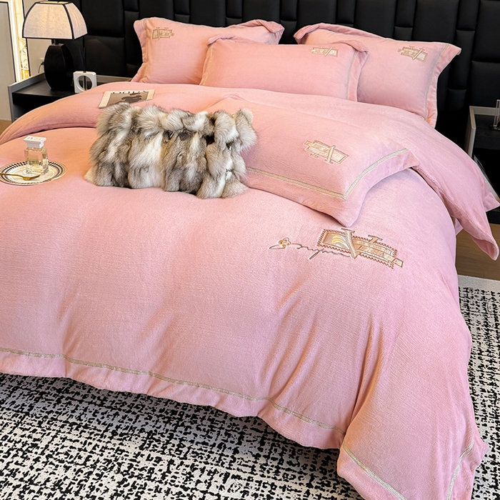 91家纺网 家纺一手货源 找家纺 丞音家纺 2025新款A类母婴级230克全消光牛奶绒轻奢刺绣四件套秋冬珊瑚绒加厚保暖绣花宝宝绒床单被套婴儿绒床 塞维尔-粉豆沙