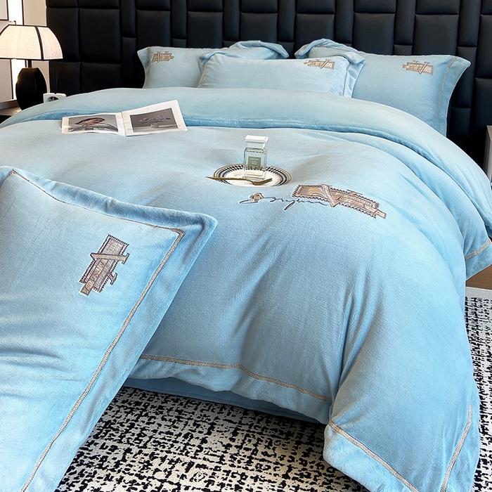 91家纺网 家纺一手货源 找家纺 丞音家纺 2025新款A类母婴级230克全消光牛奶绒轻奢刺绣四件套秋冬珊瑚绒加厚保暖绣花宝宝绒床单被套婴儿绒床 塞维尔-牛仔蓝