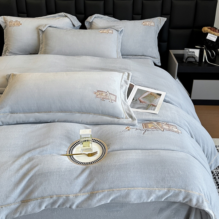 91家纺网 家纺一手货源 找家纺 丞音家纺 2025新款A类母婴级230克全消光牛奶绒轻奢刺绣四件套秋冬珊瑚绒加厚保暖绣花宝宝绒床单被套婴儿绒床 塞维尔-浅灰色