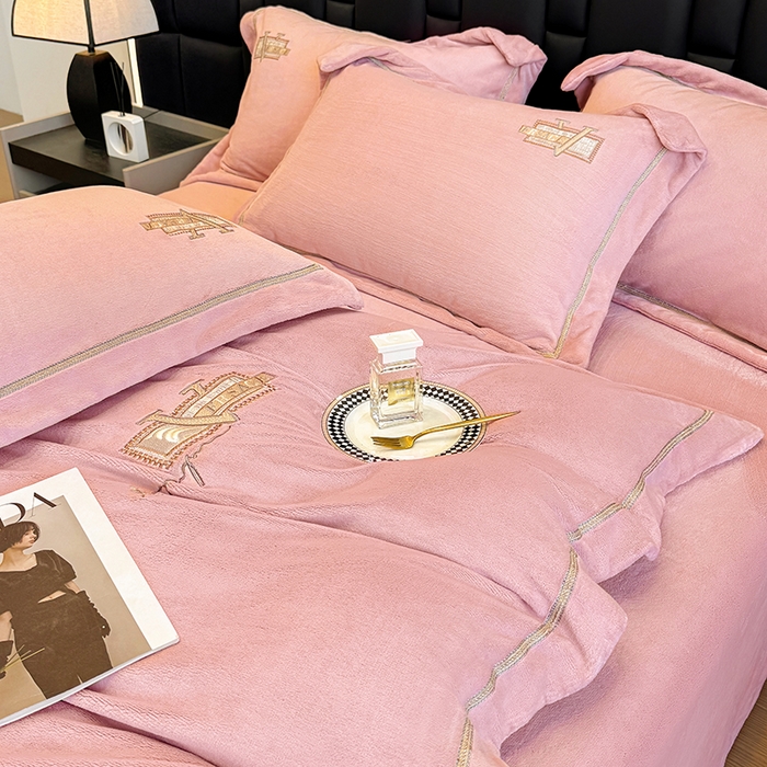 91家纺网 家纺一手货源 找家纺 丞音家纺 2025新款A类母婴级230克全消光牛奶绒轻奢刺绣四件套秋冬珊瑚绒加厚保暖绣花宝宝绒床单被套婴儿绒床 塞维尔-粉豆沙