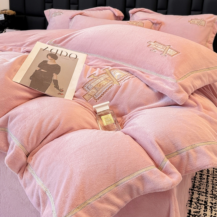 91家纺网 家纺一手货源 找家纺 丞音家纺 2025新款A类母婴级230克全消光牛奶绒轻奢刺绣四件套秋冬珊瑚绒加厚保暖绣花宝宝绒床单被套婴儿绒床 塞维尔-粉豆沙