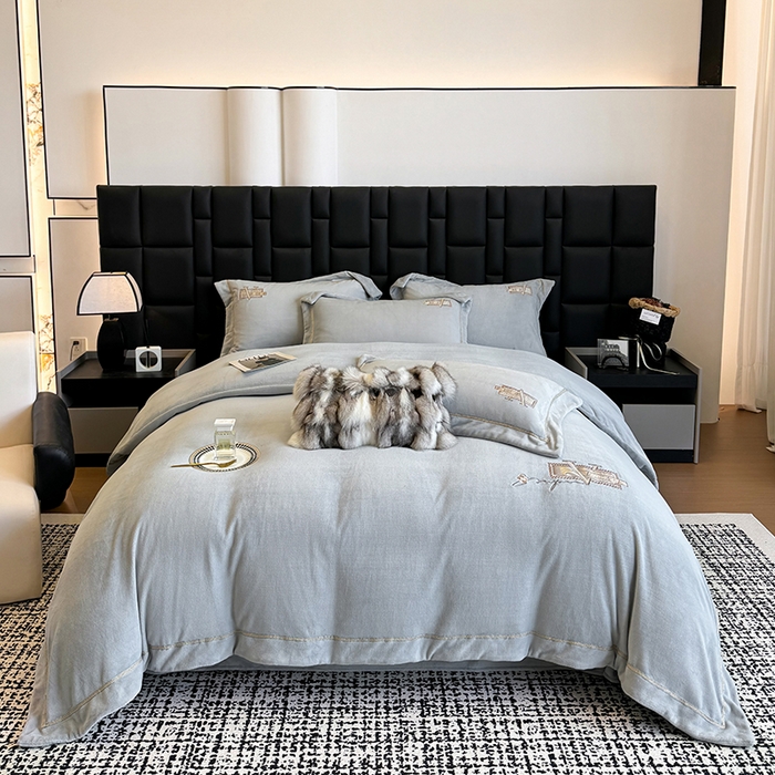 91家纺网 家纺一手货源 找家纺 丞音家纺 2025新款A类母婴级230克全消光牛奶绒轻奢刺绣四件套秋冬珊瑚绒加厚保暖绣花宝宝绒床单被套婴儿绒床 塞维尔-浅灰色