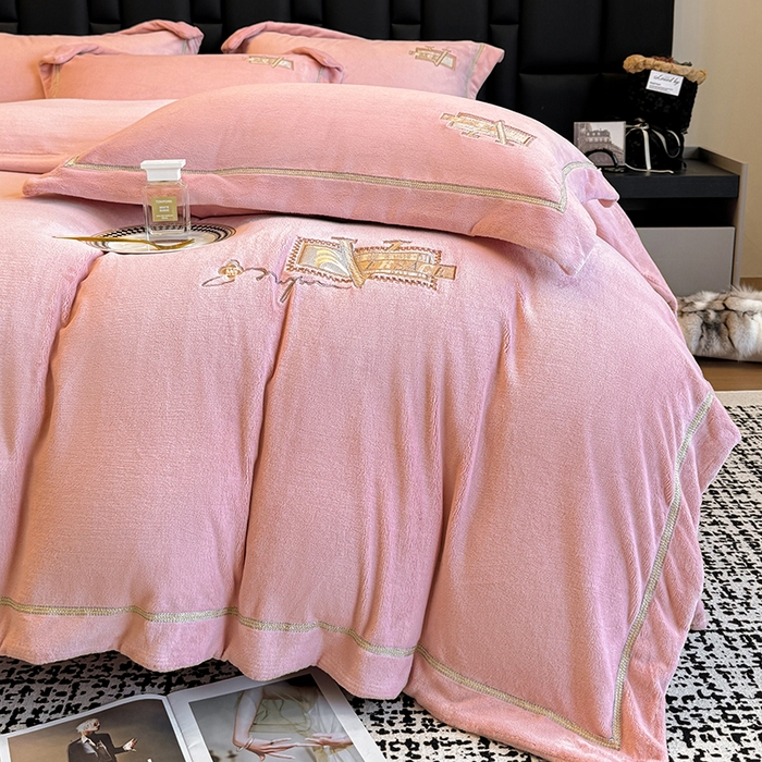 91家纺网 家纺一手货源 找家纺 丞音家纺 2025新款A类母婴级230克全消光牛奶绒轻奢刺绣四件套秋冬珊瑚绒加厚保暖绣花宝宝绒床单被套婴儿绒床 塞维尔-粉豆沙