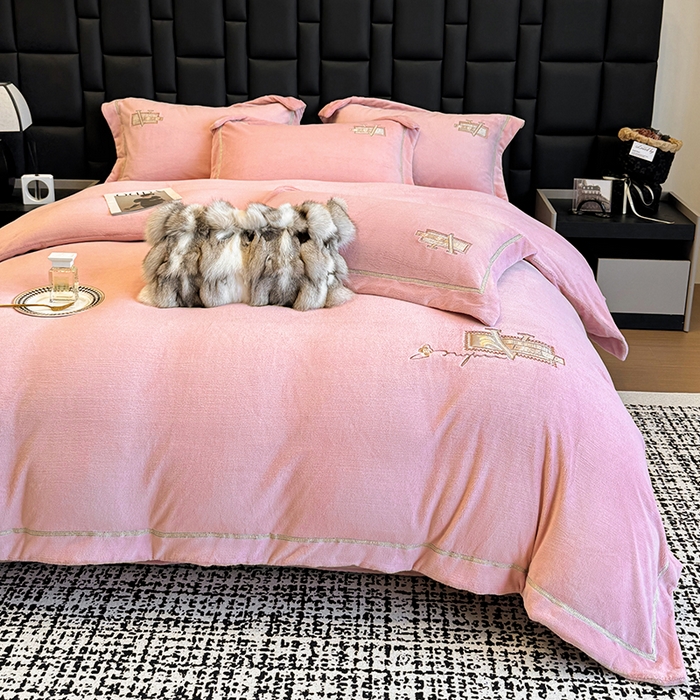 91家纺网 家纺一手货源 找家纺 丞音家纺 2025新款A类母婴级230克全消光牛奶绒轻奢刺绣四件套秋冬珊瑚绒加厚保暖绣花宝宝绒床单被套婴儿绒床 塞维尔-粉豆沙