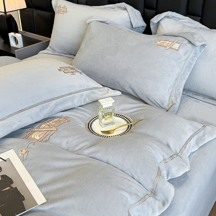 91家纺网 家纺一手货源 找家纺 丞音家纺 2025新款A类母婴级230克全消光牛奶绒轻奢刺绣四件套秋冬珊瑚绒加厚保暖绣花宝宝绒床单被套婴儿绒床 塞维尔-浅灰色