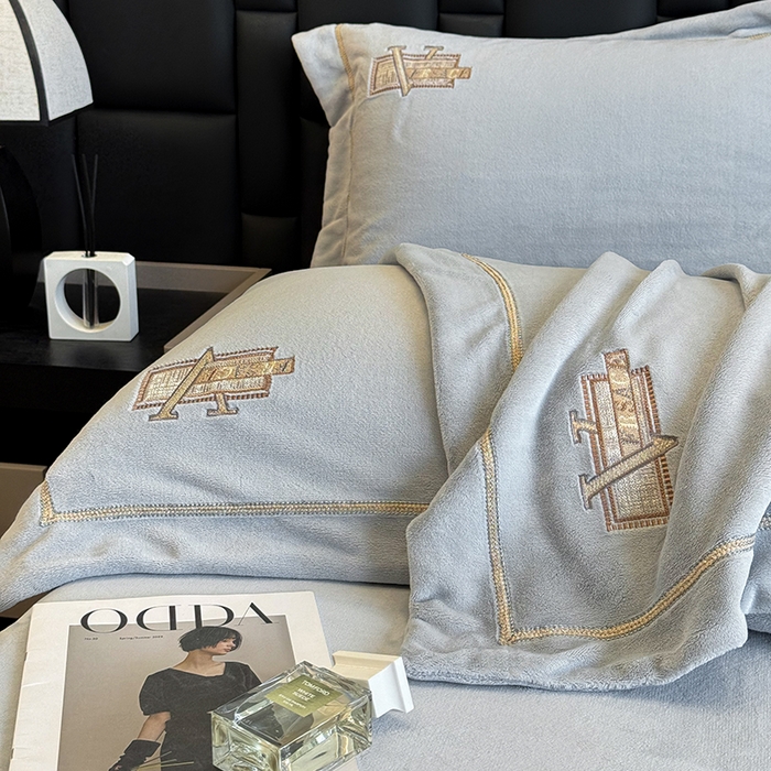 91家纺网 家纺一手货源 找家纺 丞音家纺 2025新款A类母婴级230克全消光牛奶绒轻奢刺绣四件套秋冬珊瑚绒加厚保暖绣花宝宝绒床单被套婴儿绒床 塞维尔-浅灰色