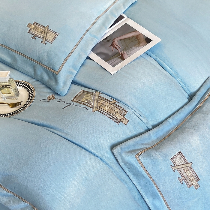 91家纺网 家纺一手货源 找家纺 丞音家纺 2025新款A类母婴级230克全消光牛奶绒轻奢刺绣四件套秋冬珊瑚绒加厚保暖绣花宝宝绒床单被套婴儿绒床 塞维尔-牛仔蓝