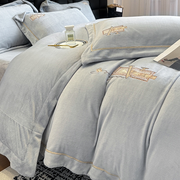 91家纺网 家纺一手货源 找家纺 丞音家纺 2025新款A类母婴级230克全消光牛奶绒轻奢刺绣四件套秋冬珊瑚绒加厚保暖绣花宝宝绒床单被套婴儿绒床 塞维尔-浅灰色