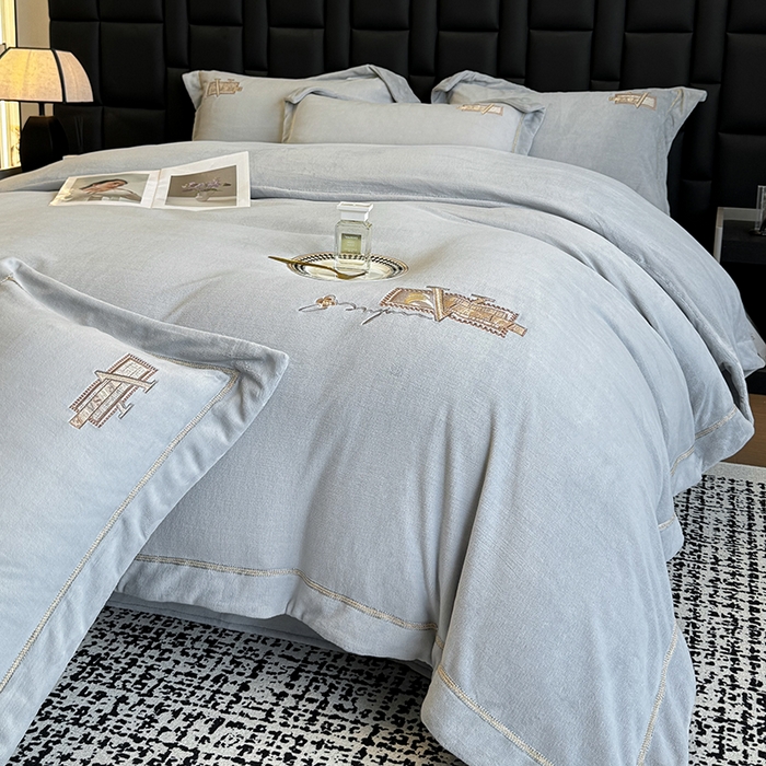 91家纺网 家纺一手货源 找家纺 丞音家纺 2025新款A类母婴级230克全消光牛奶绒轻奢刺绣四件套秋冬珊瑚绒加厚保暖绣花宝宝绒床单被套婴儿绒床 塞维尔-浅灰色