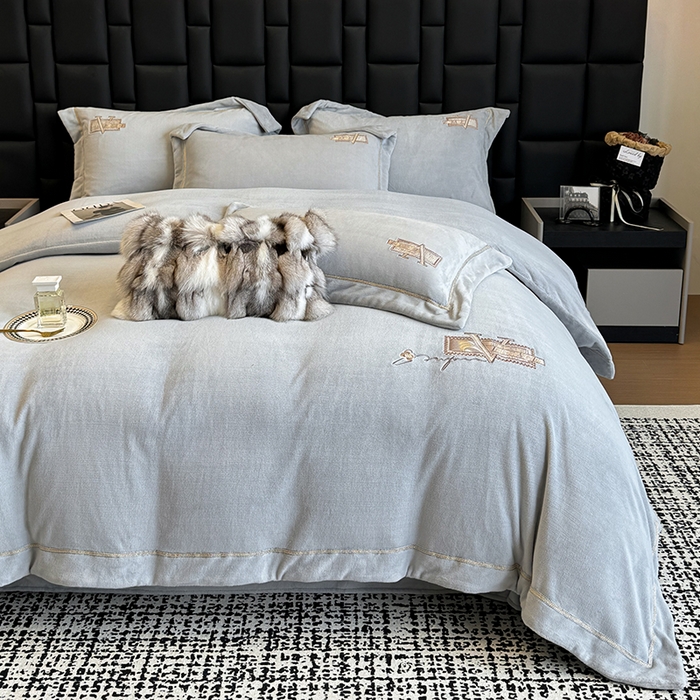 91家纺网 家纺一手货源 找家纺 丞音家纺 2025新款A类母婴级230克全消光牛奶绒轻奢刺绣四件套秋冬珊瑚绒加厚保暖绣花宝宝绒床单被套婴儿绒床 塞维尔-浅灰色