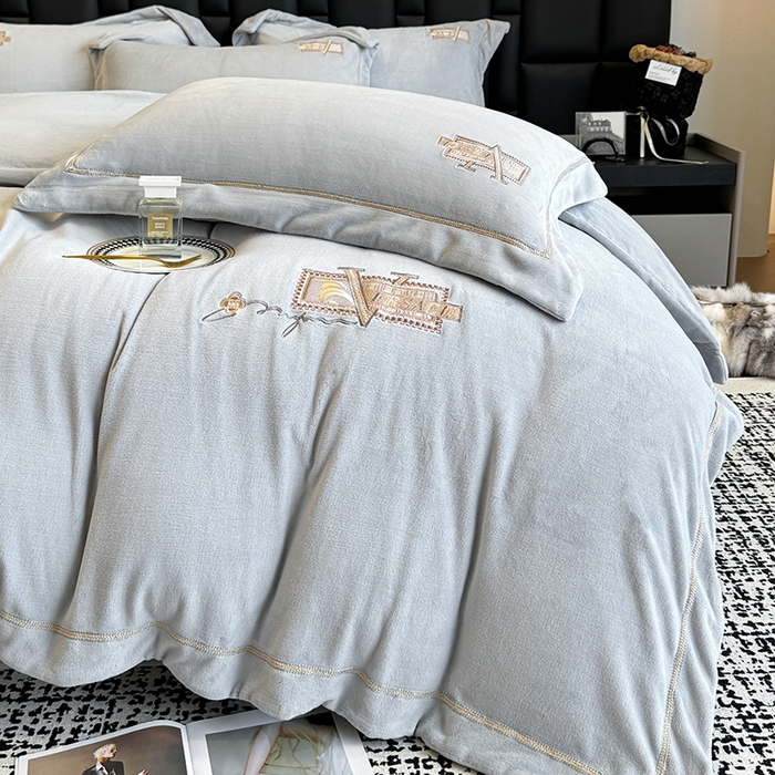 91家纺网 家纺一手货源 找家纺 丞音家纺 2025新款A类母婴级230克全消光牛奶绒轻奢刺绣四件套秋冬珊瑚绒加厚保暖绣花宝宝绒床单被套婴儿绒床 塞维尔-浅灰色