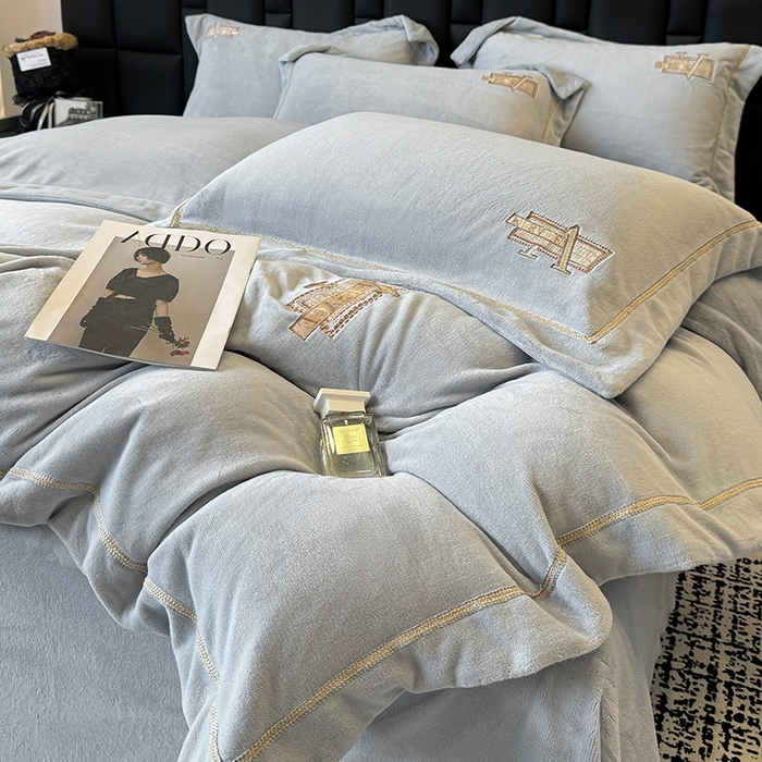 91家纺网 家纺一手货源 找家纺 丞音家纺 2025新款A类母婴级230克全消光牛奶绒轻奢刺绣四件套秋冬珊瑚绒加厚保暖绣花宝宝绒床单被套婴儿绒床 塞维尔-浅灰色