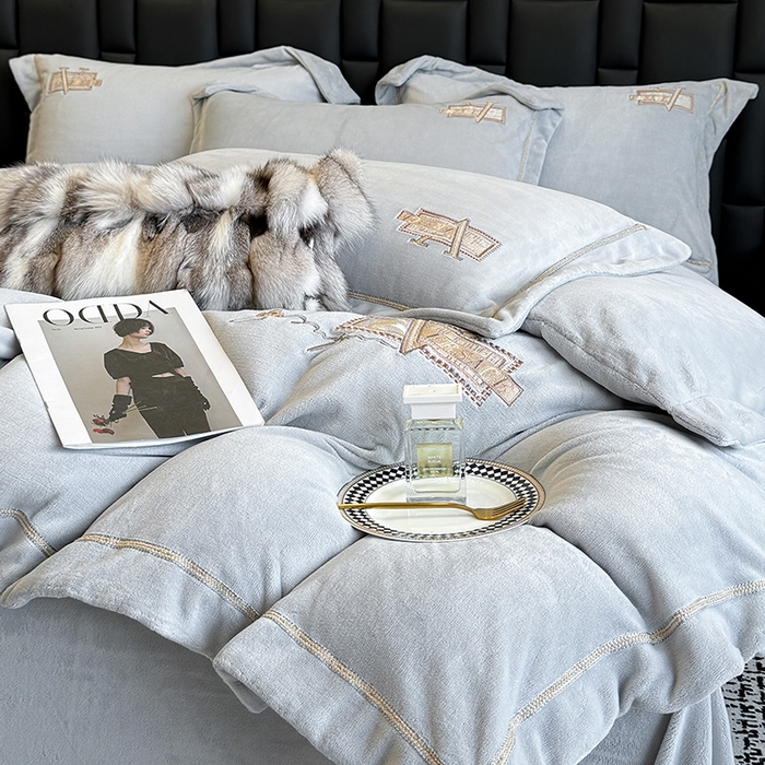 91家纺网 家纺一手货源 找家纺 丞音家纺 2025新款A类母婴级230克全消光牛奶绒轻奢刺绣四件套秋冬珊瑚绒加厚保暖绣花宝宝绒床单被套婴儿绒床 塞维尔-浅灰色