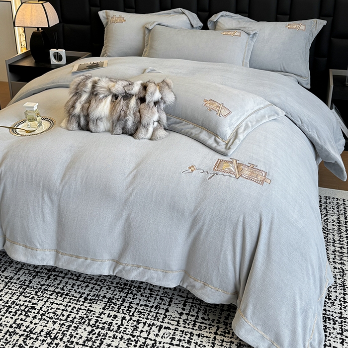 91家纺网 家纺一手货源 找家纺 丞音家纺 2025新款A类母婴级230克全消光牛奶绒轻奢刺绣四件套秋冬珊瑚绒加厚保暖绣花宝宝绒床单被套婴儿绒床 塞维尔-浅灰色