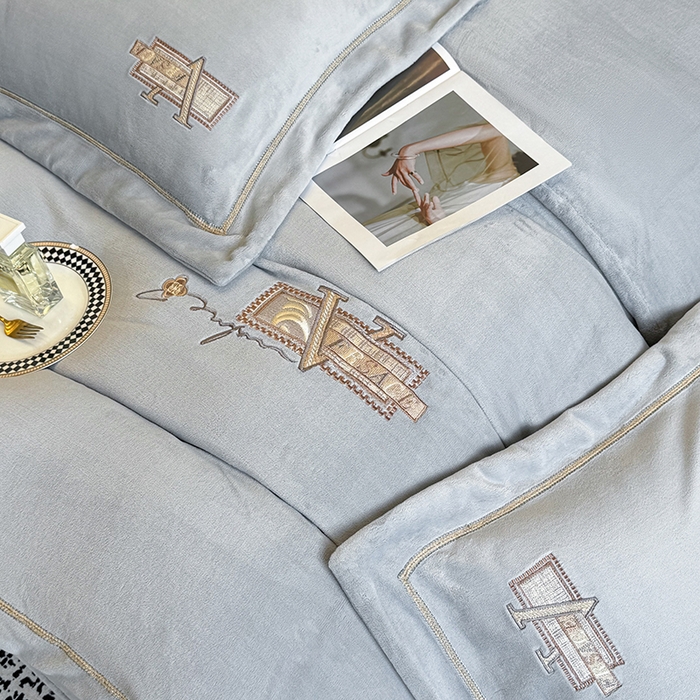 91家纺网 家纺一手货源 找家纺 丞音家纺 2025新款A类母婴级230克全消光牛奶绒轻奢刺绣四件套秋冬珊瑚绒加厚保暖绣花宝宝绒床单被套婴儿绒床 塞维尔-浅灰色