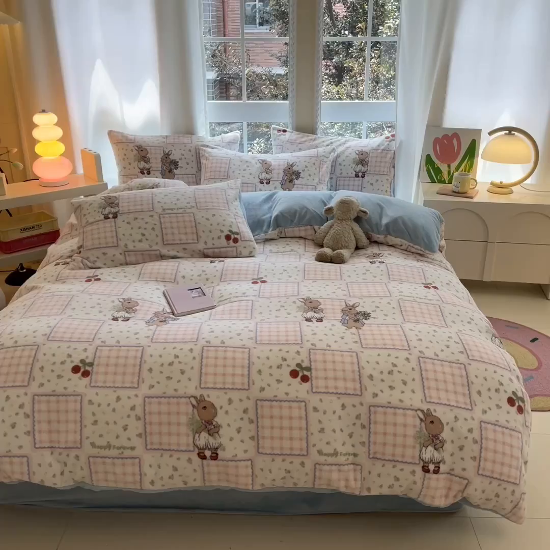 91家纺网 家纺一手货源 找家纺 佳汐蓝家纺 2025新款190克高克重牛奶绒印花四件套 田园小兔+婴儿蓝