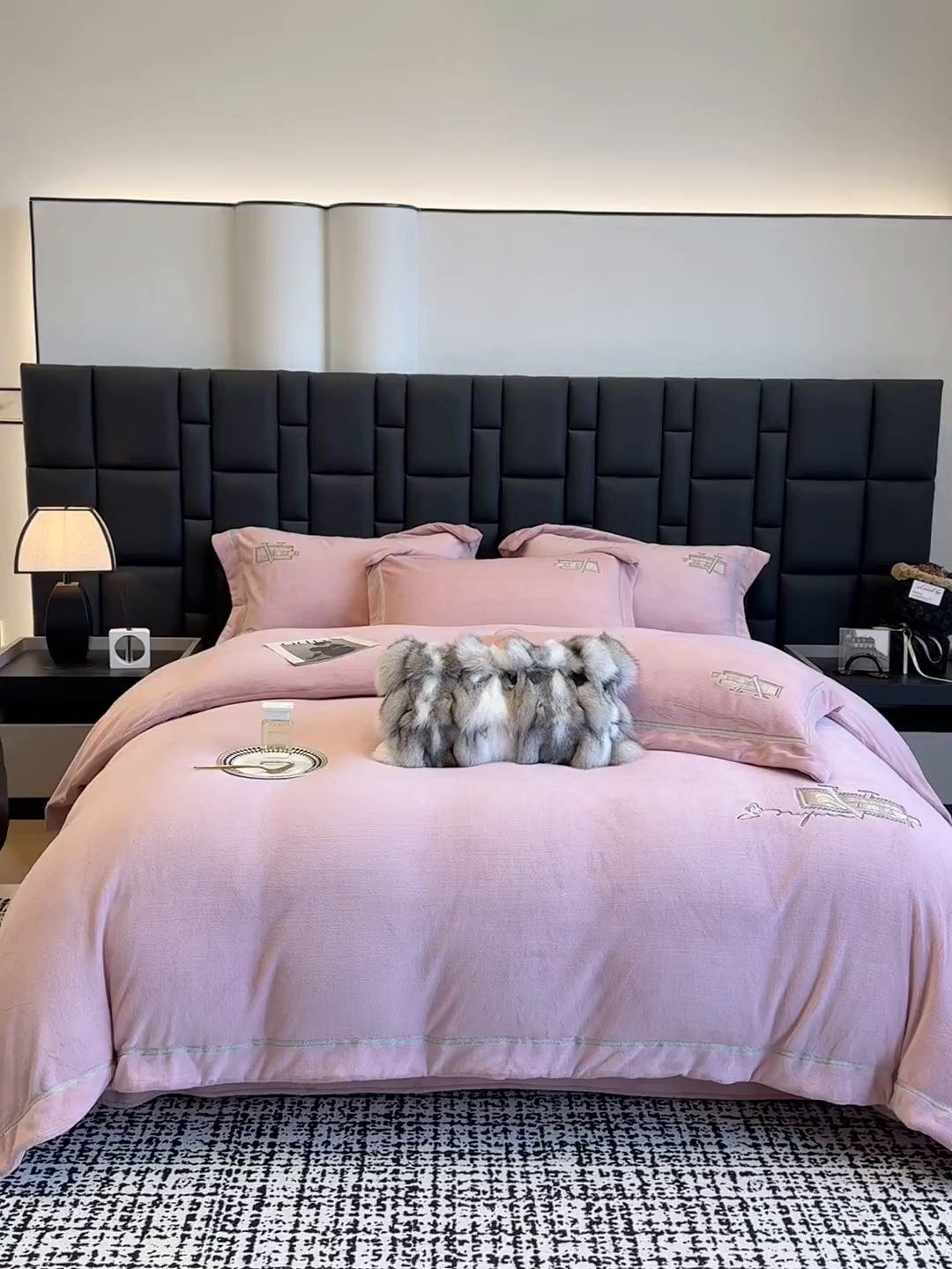 91家纺网 家纺一手货源 找家纺 丞音家纺 2025新款A类母婴级230克全消光牛奶绒轻奢刺绣四件套秋冬珊瑚绒加厚保暖绣花宝宝绒床单被套婴儿绒床 塞维尔-粉豆沙