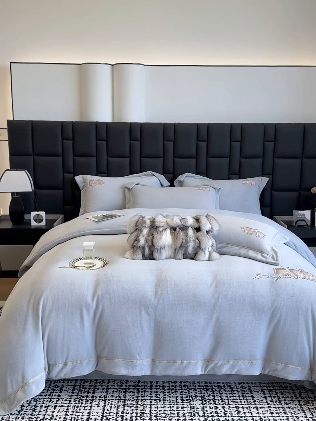 91家纺网 家纺一手货源 找家纺 丞音家纺 2025新款A类母婴级230克全消光牛奶绒轻奢刺绣四件套秋冬珊瑚绒加厚保暖绣花宝宝绒床单被套婴儿绒床 塞维尔-浅灰色