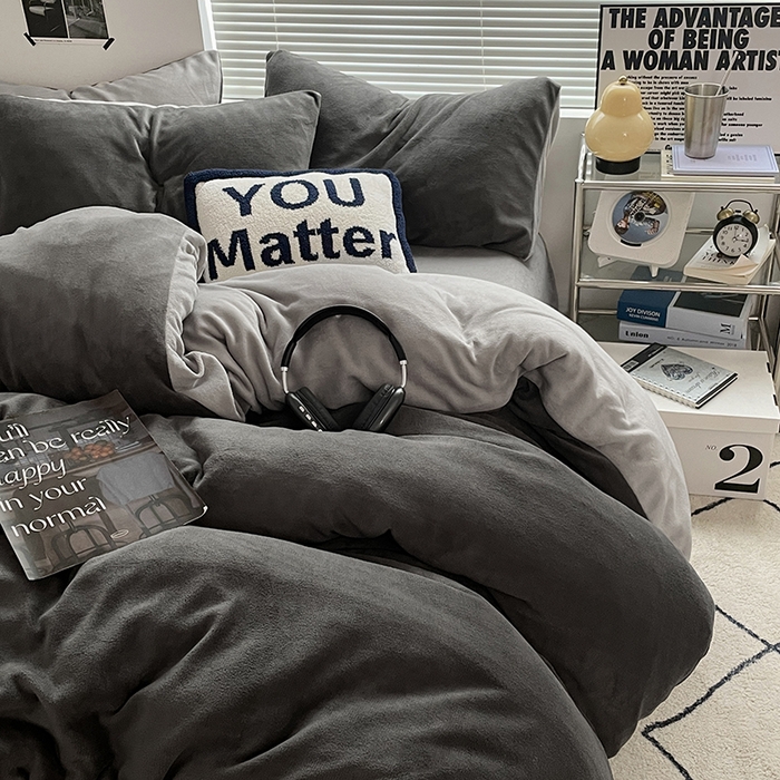 91家纺网 家纺一手货源 找家纺 优卡迪家纺馆 2025新款牛奶绒纯色双拼四件套系列 深灰银灰