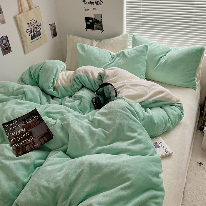 91家纺网 家纺一手货源 找家纺 优卡迪家纺馆 2025新款牛奶绒纯色双拼四件套系列 嫩绿奶白