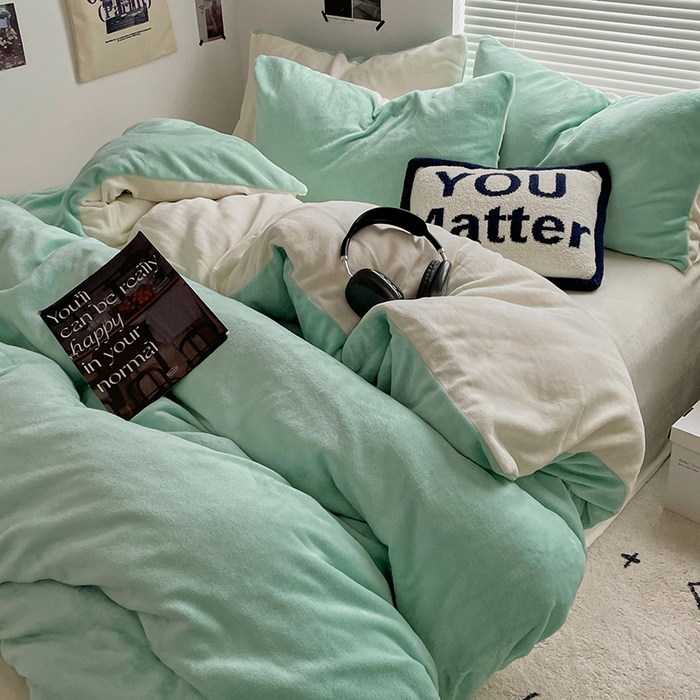 91家纺网 家纺一手货源 找家纺 优卡迪家纺馆 2025新款牛奶绒纯色双拼四件套系列 嫩绿奶白