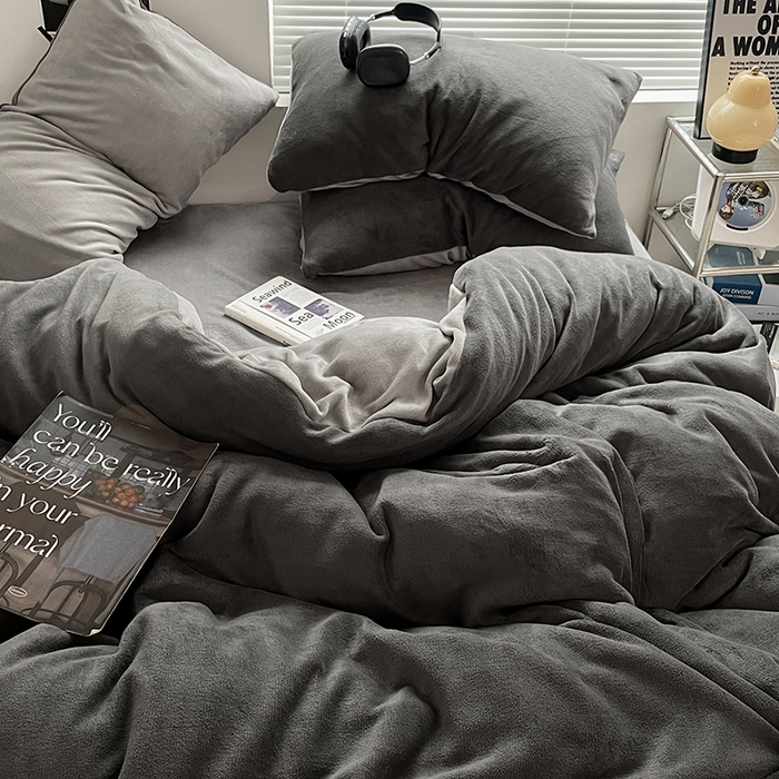 91家纺网 家纺一手货源 找家纺 优卡迪家纺馆 2025新款牛奶绒纯色双拼四件套系列 深灰银灰