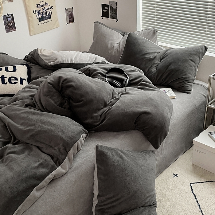 91家纺网 家纺一手货源 找家纺 优卡迪家纺馆 2025新款牛奶绒纯色双拼四件套系列 深灰银灰