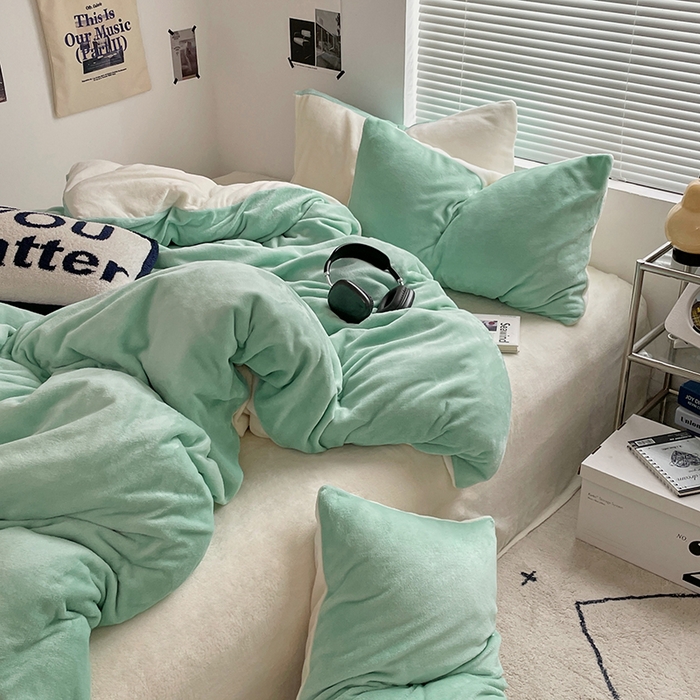 91家纺网 家纺一手货源 找家纺 优卡迪家纺馆 2025新款牛奶绒纯色双拼四件套系列 嫩绿奶白