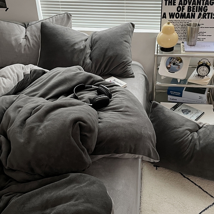 91家纺网 家纺一手货源 找家纺 优卡迪家纺馆 2025新款牛奶绒纯色双拼四件套系列 深灰银灰