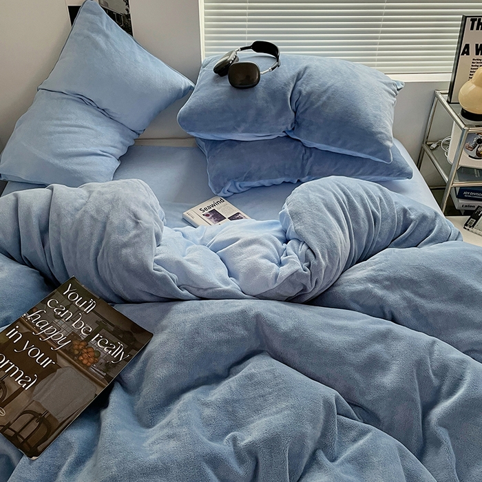 91家纺网 家纺一手货源 找家纺 优卡迪家纺馆 2025新款牛奶绒纯色双拼四件套系列 海蓝天蓝