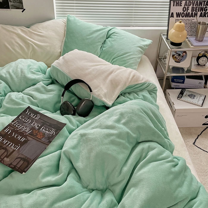 91家纺网 家纺一手货源 找家纺 优卡迪家纺馆 2025新款牛奶绒纯色双拼四件套系列 嫩绿奶白