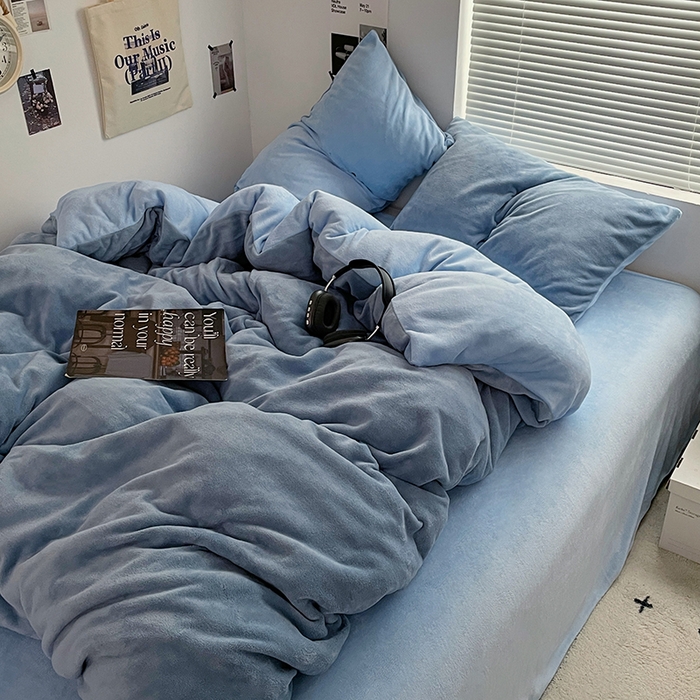 91家纺网 家纺一手货源 找家纺 优卡迪家纺馆 2025新款牛奶绒纯色双拼四件套系列 海蓝天蓝