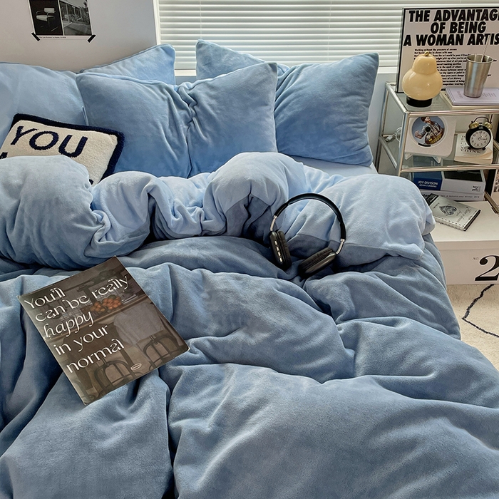 91家纺网 家纺一手货源 找家纺 优卡迪家纺馆 2025新款牛奶绒纯色双拼四件套系列 海蓝天蓝