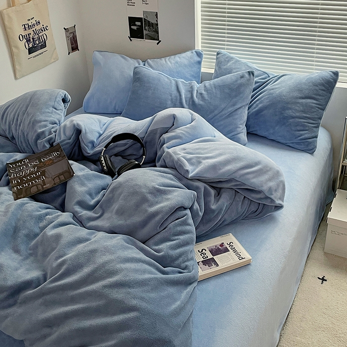 91家纺网 家纺一手货源 找家纺 优卡迪家纺馆 2025新款牛奶绒纯色双拼四件套系列 海蓝天蓝