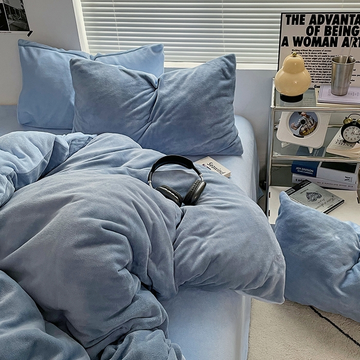 91家纺网 家纺一手货源 找家纺 优卡迪家纺馆 2025新款牛奶绒纯色双拼四件套系列 海蓝天蓝