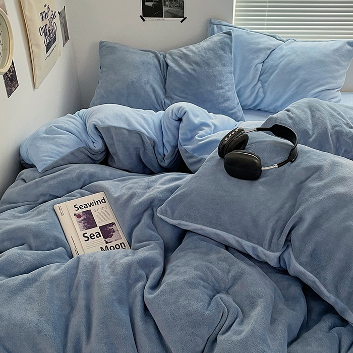 91家纺网 家纺一手货源 找家纺 优卡迪家纺馆 2025新款牛奶绒纯色双拼四件套系列 海蓝天蓝