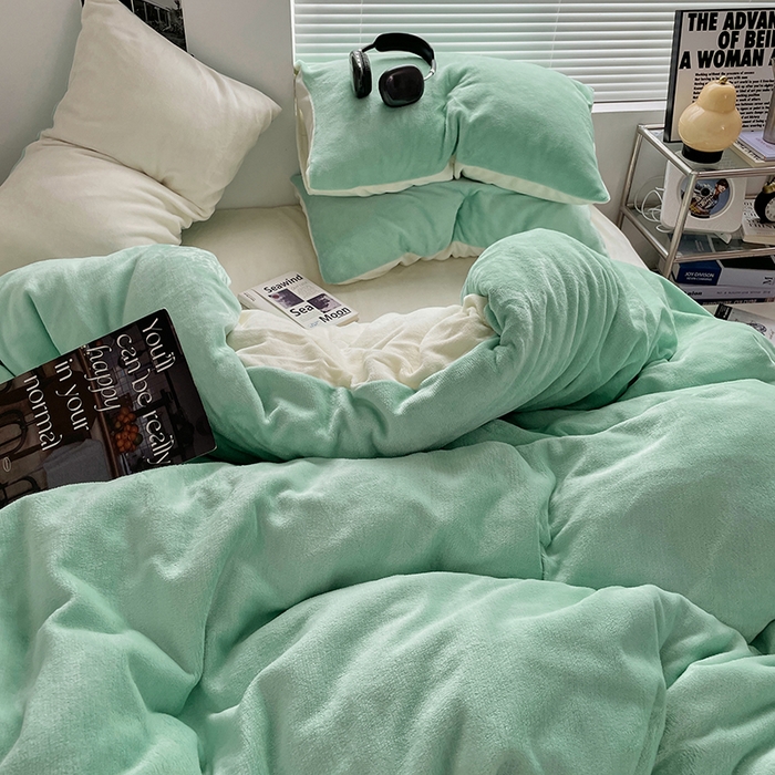 91家纺网 家纺一手货源 找家纺 优卡迪家纺馆 2025新款牛奶绒纯色双拼四件套系列 嫩绿奶白