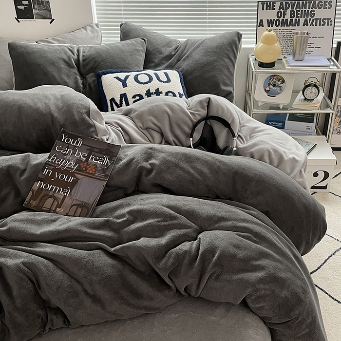 91家纺网 家纺一手货源 找家纺 优卡迪家纺馆 2025新款牛奶绒纯色双拼四件套系列 深灰银灰