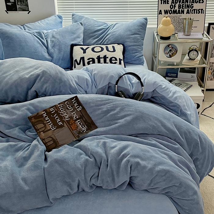 91家纺网 家纺一手货源 找家纺 优卡迪家纺馆 2025新款牛奶绒纯色双拼四件套系列 海蓝天蓝