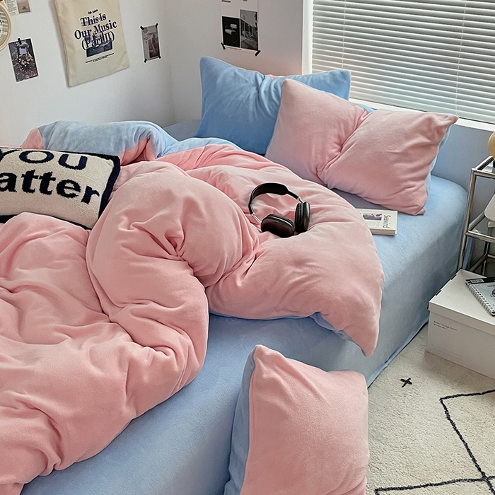 91家纺网 家纺一手货源 找家纺 优卡迪家纺馆 2025新款牛奶绒纯色双拼四件套系列 玉粉天蓝