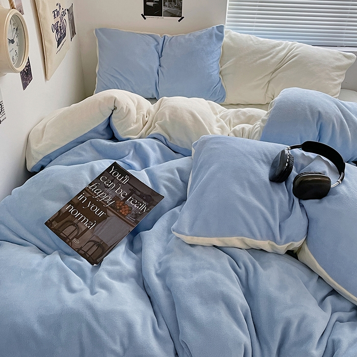 91家纺网 家纺一手货源 找家纺 优卡迪家纺馆 2025新款牛奶绒纯色双拼四件套系列 浅蓝奶白