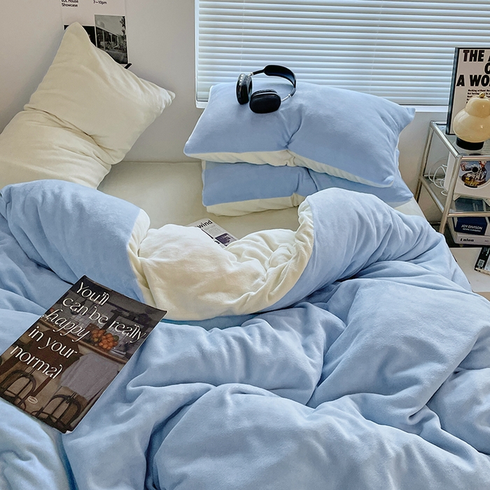 91家纺网 家纺一手货源 找家纺 优卡迪家纺馆 2025新款牛奶绒纯色双拼四件套系列 浅蓝奶白