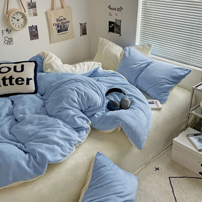 91家纺网 家纺一手货源 找家纺 优卡迪家纺馆 2025新款牛奶绒纯色双拼四件套系列 浅蓝奶白