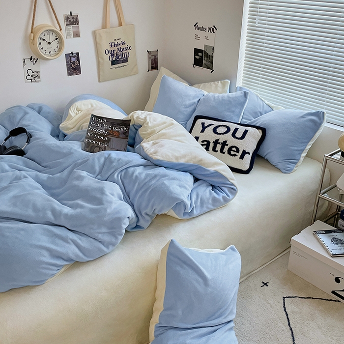 91家纺网 家纺一手货源 找家纺 优卡迪家纺馆 2025新款牛奶绒纯色双拼四件套系列 浅蓝奶白